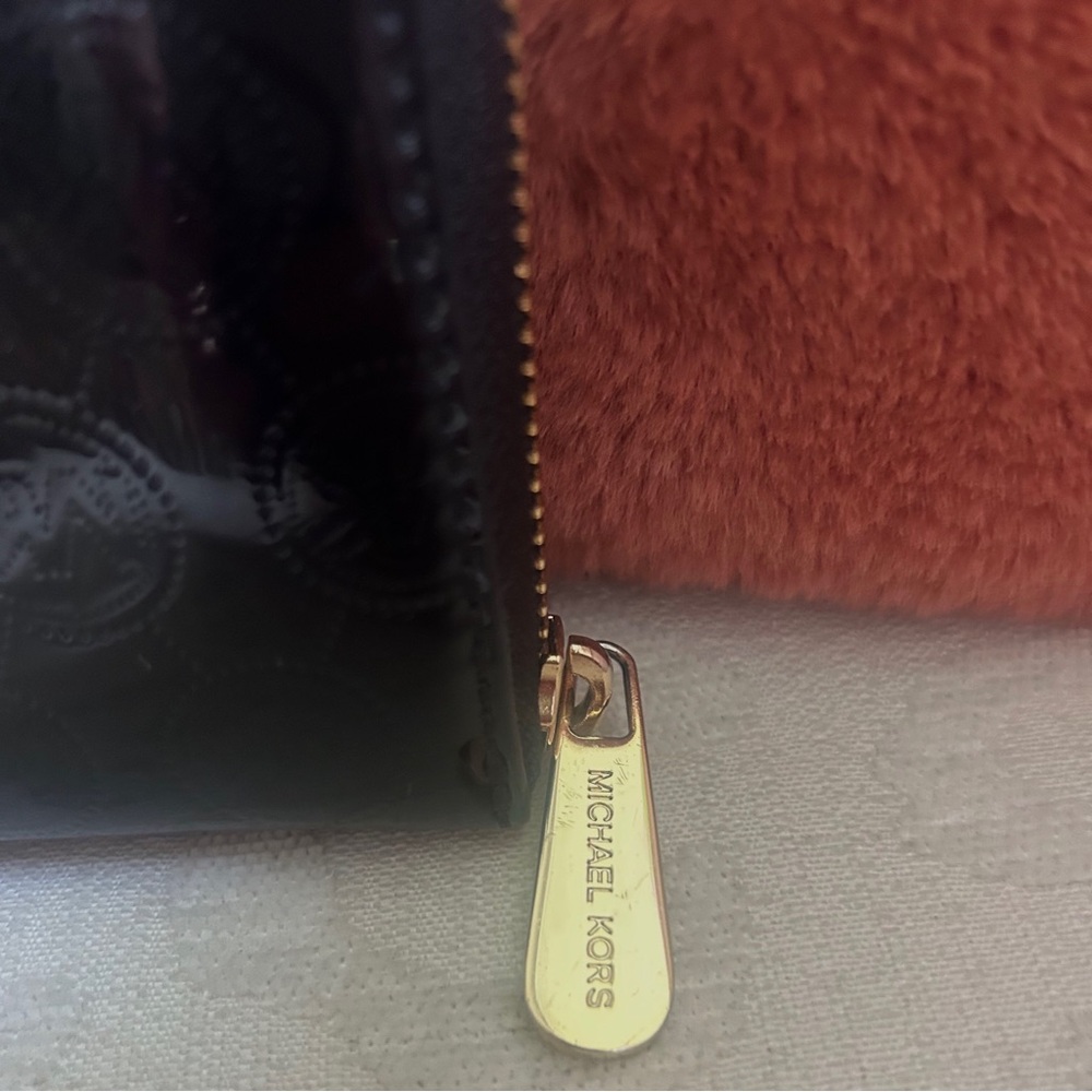 Michael Kors Black Patent Leather Wallet with Gold Logo - Picture 4 of 6